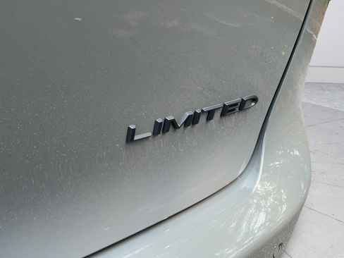 Used 2025 Chrysler Pacifica Limited FWD image 29
