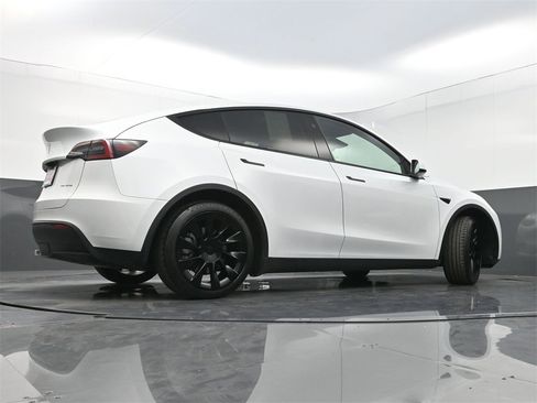 Used 2024 Tesla Model Y Long Range image 29
