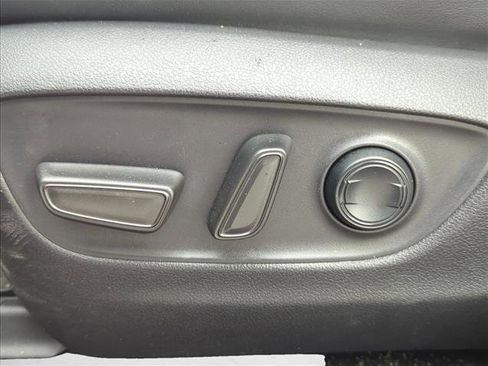 Used 2020 Toyota RAV4 Limited image 12