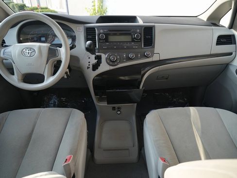 Used 2011 Toyota Sienna image 33