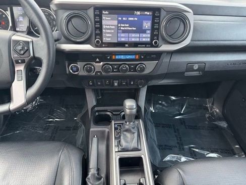 Certified 2022 Toyota Tacoma Limited AWD/4WD image 2