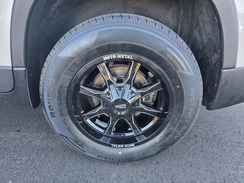 Used 2021 Chevrolet Traverse LT image 10