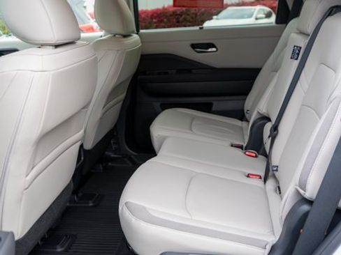 Certified 2025 Nissan Pathfinder SL image 15