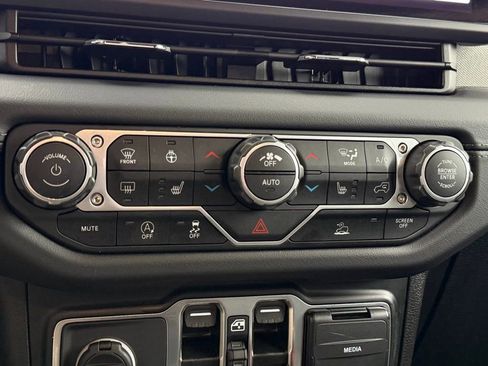 Certified 2024 Jeep Wrangler Sahara image 25