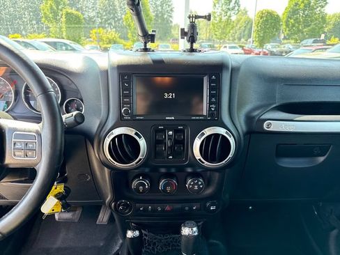 Used 2016 Jeep Wrangler Unlimited Sahara w/ Connectivity Group AWD/4WD image 19
