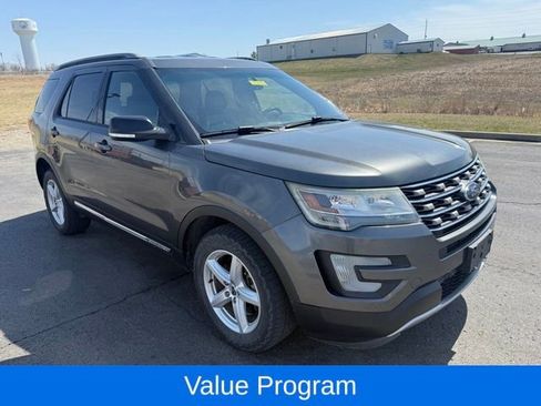 Used 2016 Ford Explorer XLT w/ Equipment Group 202A image 3