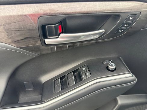New 2025 Toyota Highlander Limited image 17