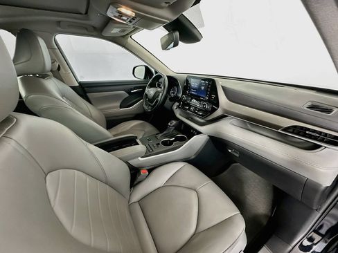 Used 2022 Toyota Highlander XLE FWD image 29