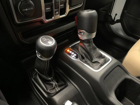 Used 2022 Jeep Wrangler Unlimited Sahara w/ Cold Weather Group AWD/4WD image 20
