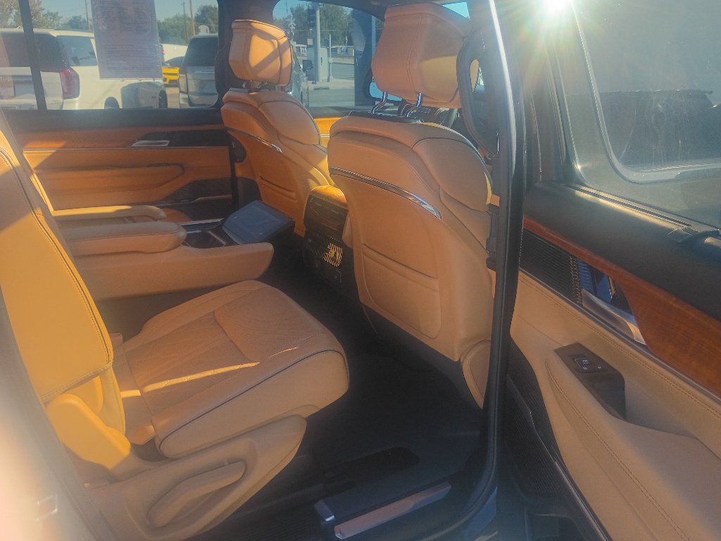 Used 2022 Jeep Grand Wagoneer Series III w/ HD Trailer Tow Package AWD/4WD image 14