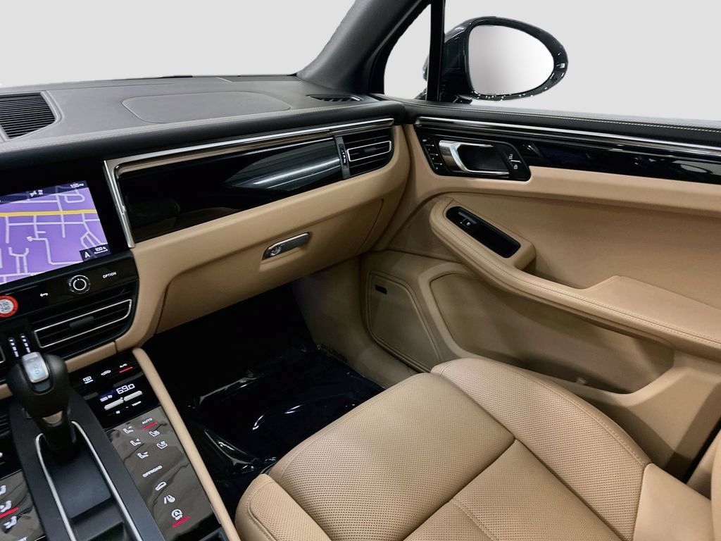 Certified 2025 Porsche Macan AWD/4WD image 24