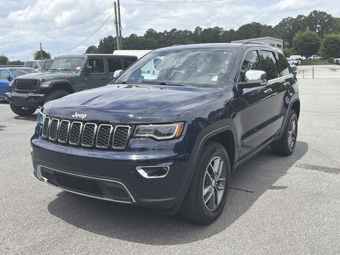 Used 2017 Jeep Grand Cherokee Limited w/ Luxury Group II AWD/4WD image 3