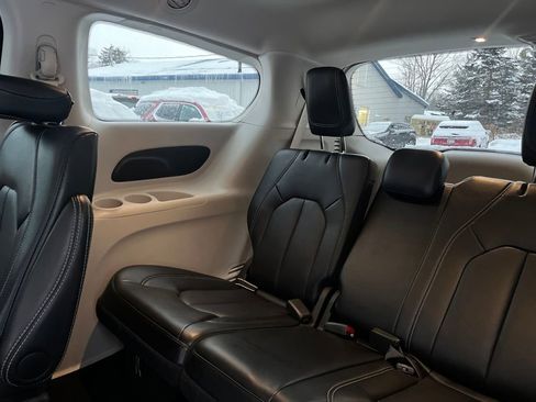Used 2024 Chrysler Pacifica Touring-L image 34