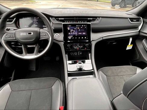 New 2025 Jeep Grand Cherokee Altitude image 5