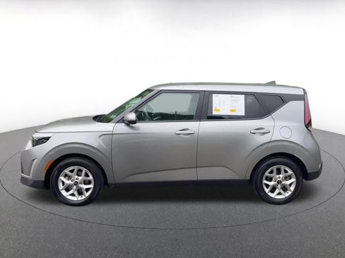 Used 2025 Kia Soul LX w/ LX Technology Package FWD image 9