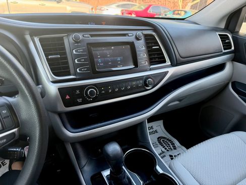 Used 2015 Toyota Highlander LE FWD image 14