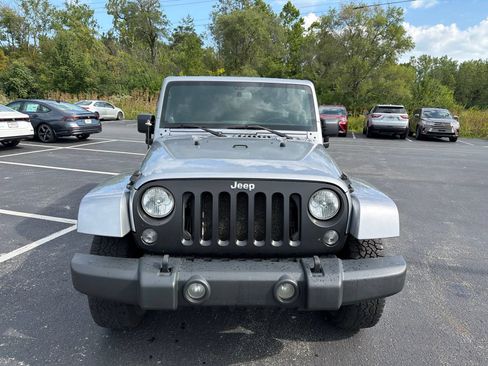 Used 2014 Jeep Wrangler Unlimited Sahara w/ Dual Top Group AWD/4WD image 10