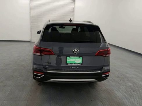 Used 2024 Volkswagen Taos SE w/ Panoramic Sunroof Package image 7