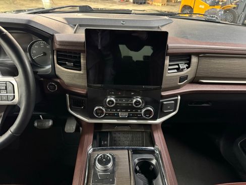 Used 2024 Ford Expedition Limited image 17