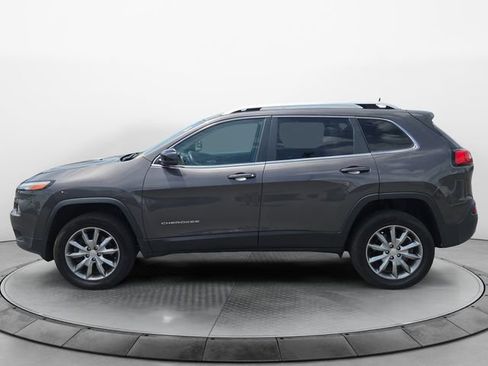 Used 2018 Jeep Cherokee Limited AWD/4WD image 2