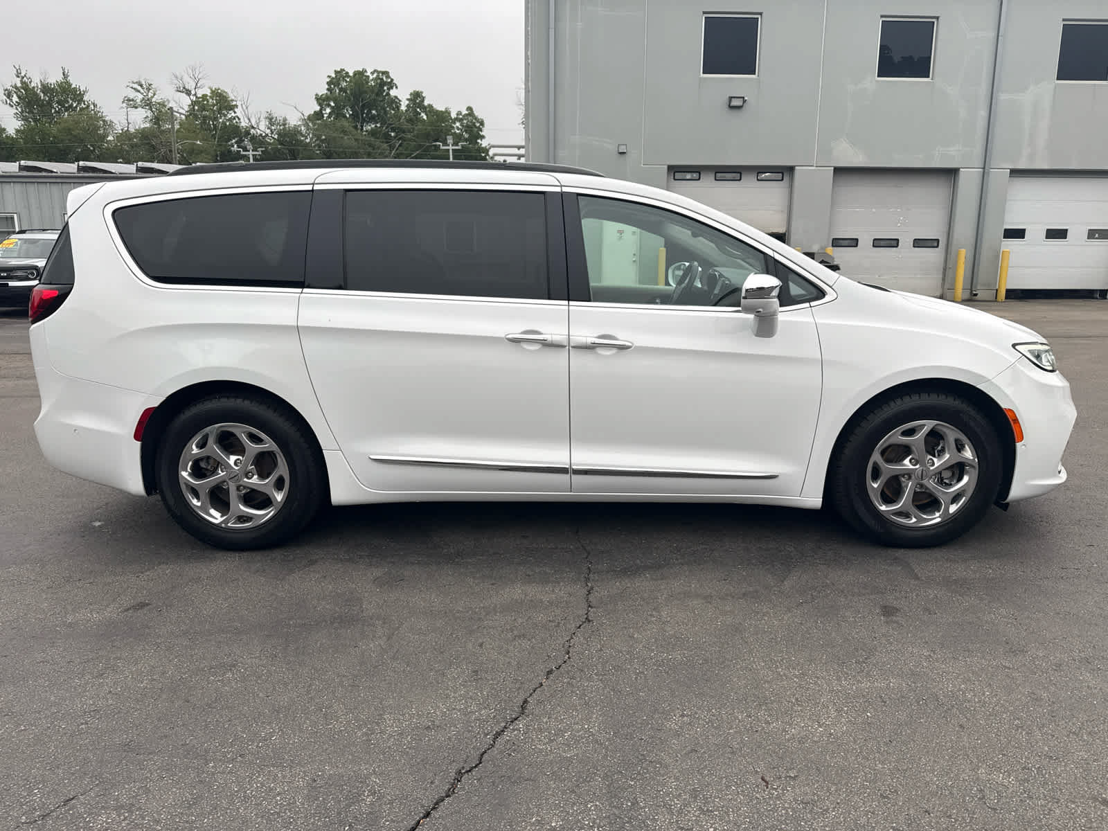 Used 2022 Chrysler Pacifica Limited FWD image 2