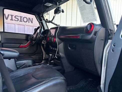 Used 2015 Jeep Wrangler Unlimited Rubicon w/ Connectivity Group AWD/4WD image 21