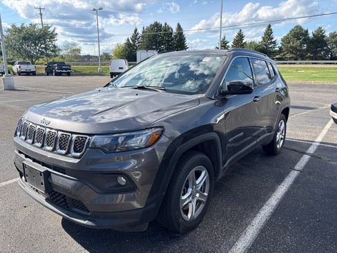 Used 2023 Jeep Compass Latitude w/ Convenience Group AWD/4WD image 1