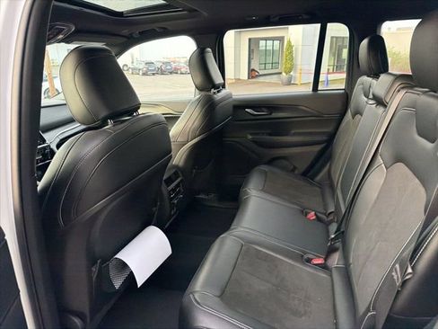 Used 2023 Jeep Grand Cherokee Altitude image 5