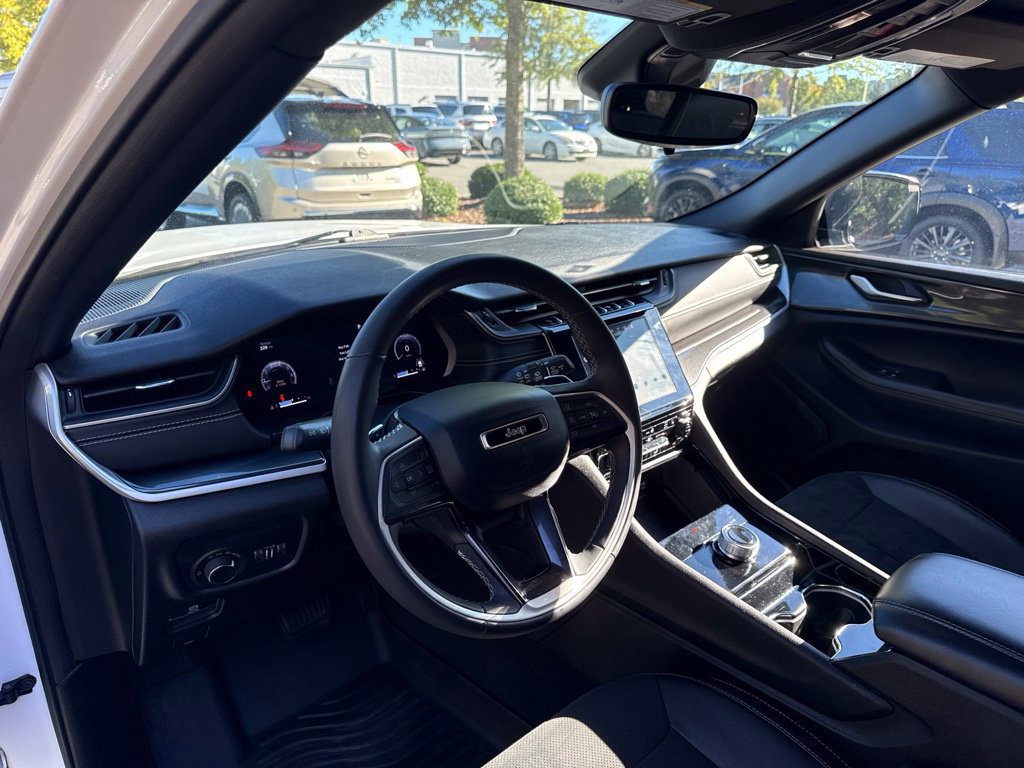 Used 2023 Jeep Grand Cherokee Altitude AWD/4WD image 14