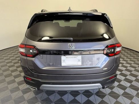 Used 2025 Honda Pilot Touring image 5