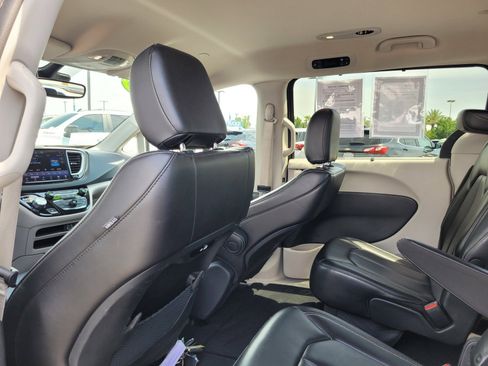 Used 2023 Chrysler Pacifica Touring-L FWD image 15
