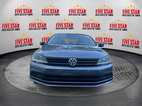 Used 2017 Volkswagen Jetta SE image 2