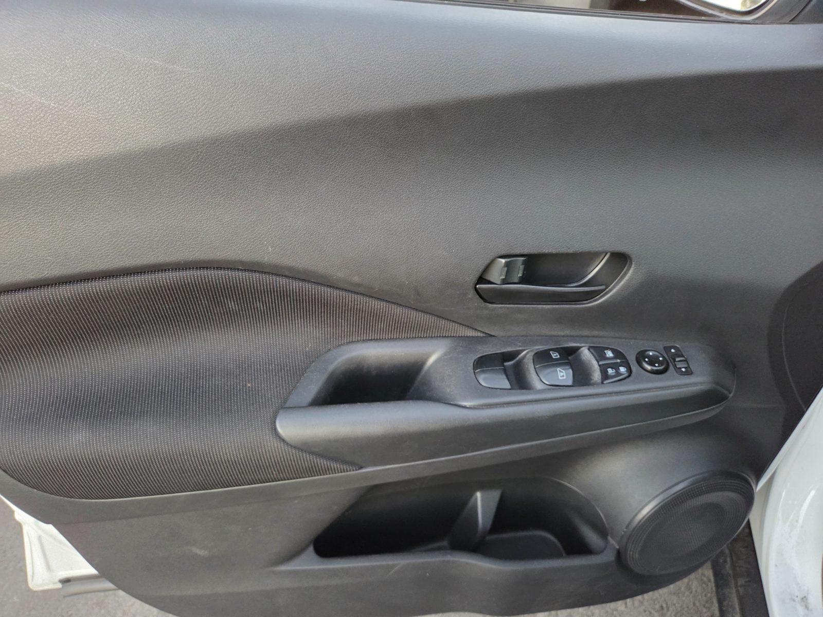 Used 2023 Nissan Kicks S FWD image 7