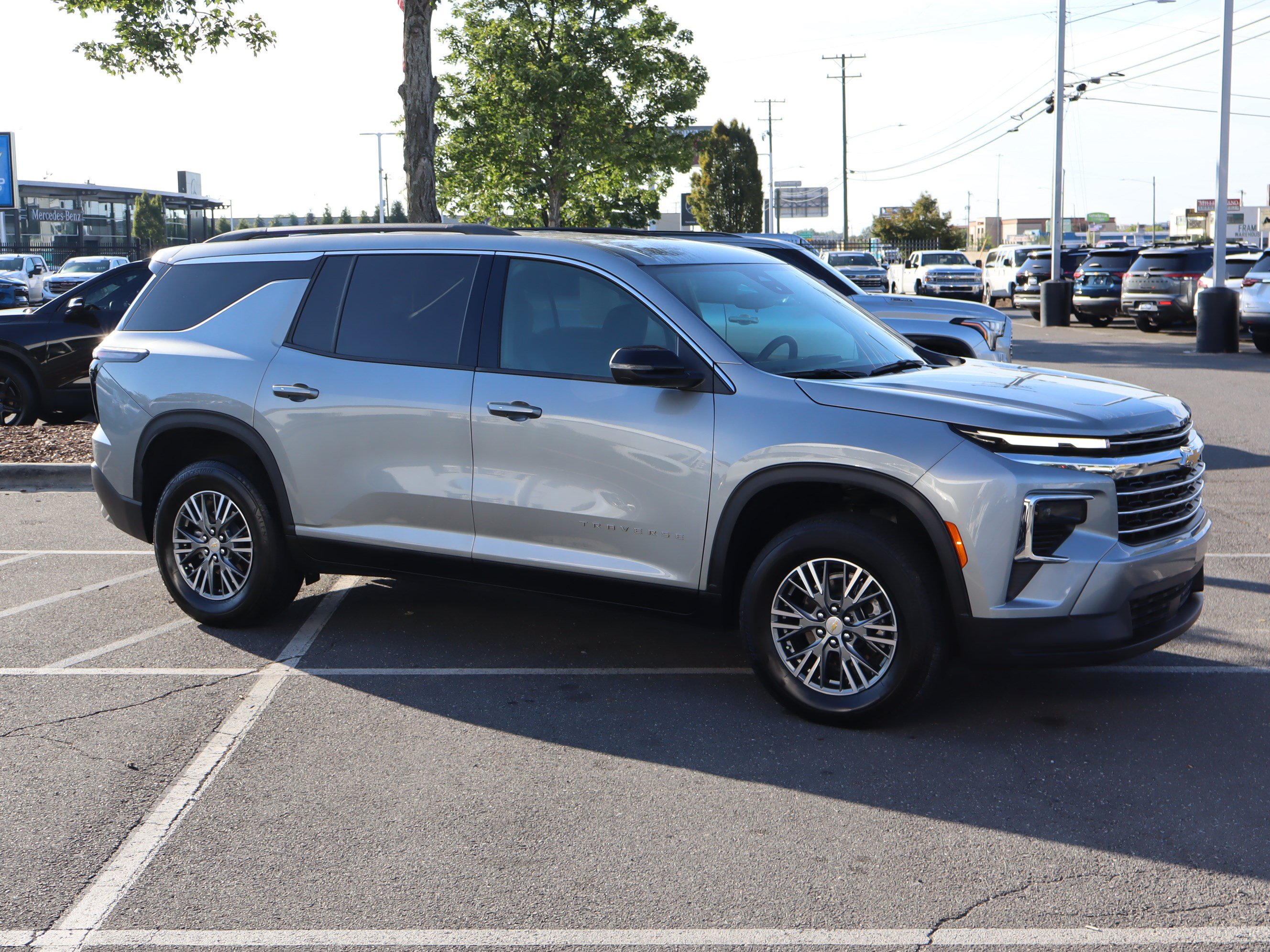 Used 2025 Chevrolet Traverse LT FWD image 2