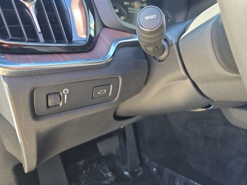 Used 2021 Volvo S60 T6 Momentum w/ Premium Package image 29