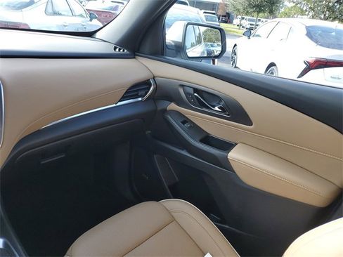 Used 2022 Chevrolet Traverse Premier image 11