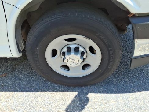 Used 2017 Chevrolet Express 2500 RWD image 14