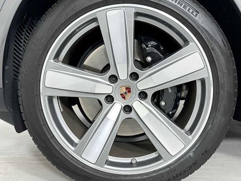 Certified 2025 Porsche Cayenne image 32