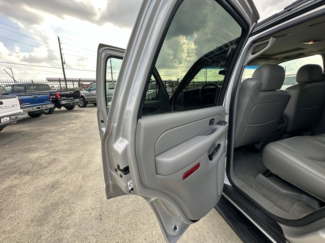 Used 2004 Chevrolet Tahoe LT w/ LT Preferred Equipment Group AWD/4WD image 39