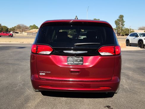 Used 2023 Chrysler Voyager LX image 6