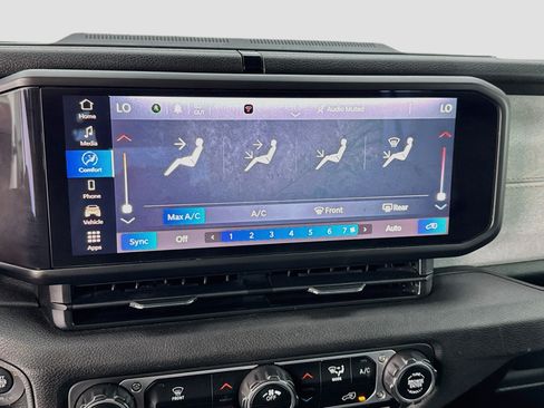 Used 2024 Jeep Wrangler Unlimited AWD/4WD image 12