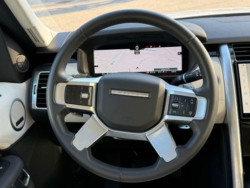 Used 2025 Land Rover Discovery S image 34