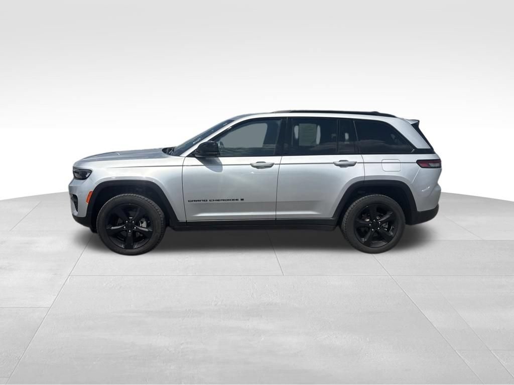 Used 2024 Jeep Grand Cherokee Altitude AWD/4WD image 3