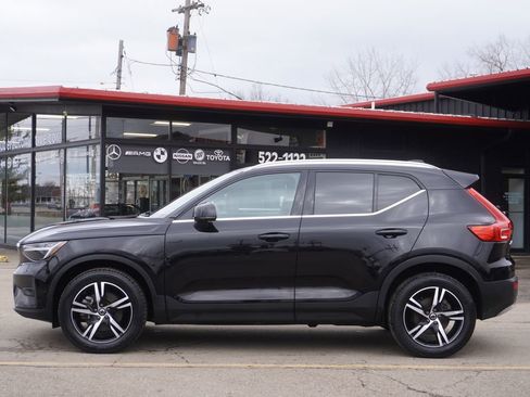Used 2023 Volvo XC40 B5 Plus image 4