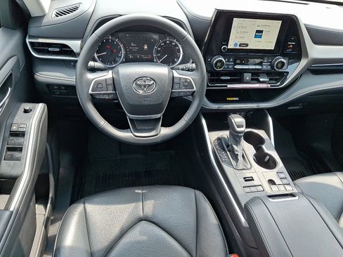 Used 2024 Toyota Highlander XLE AWD/4WD image 12