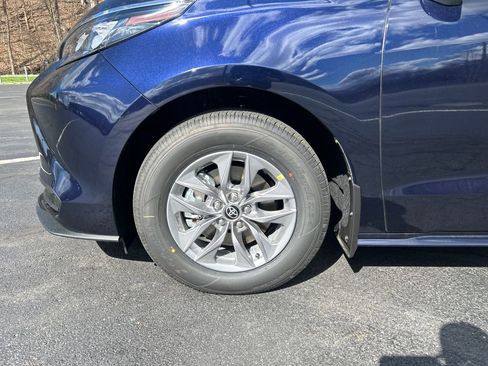 New 2026 Toyota Sienna LE image 28