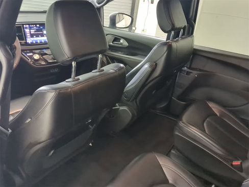 Used 2023 Chrysler Pacifica Touring-L w/ S Appearance Package image 17