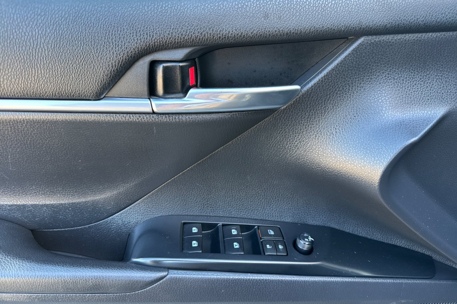 Used 2020 Toyota Camry SE FWD image 11