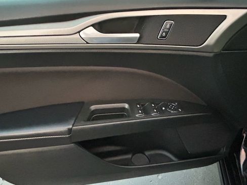 Used 2019 Ford Fusion SE image 18