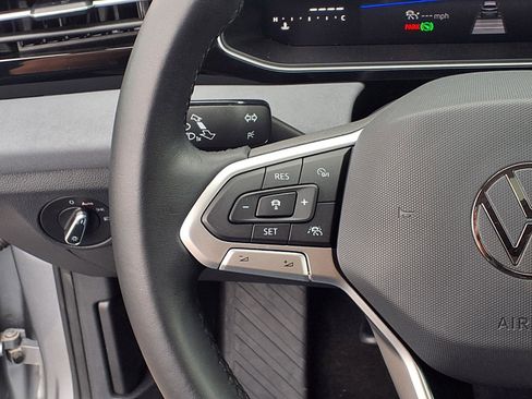 Used 2025 Volkswagen Jetta SE FWD image 5